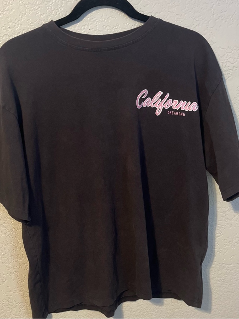 SHEIN Black Men’s Short Sleeve Tee with Pink 'California' Script Accent